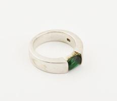 Ezüst(Ag) gyűrű zöld kővel, jelzett, méret: 53, bruttó: 9,1 g