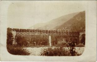 1915 Osztrák-magyar katonai fotó Erdélyből (?), vasúti híd, viadukt, gőzmozdony, vonat / WWI Austro-Hungarian K.u.K. military photo from Transylvania, railway bridge, viaduct, locomotive, train. photo + "K.u.K. Gebirgsbrigadesanitäts-Anstalt Nr. 15." "K.U.K. FELDPOSTAMT 306" (kis szakadás / small tear)