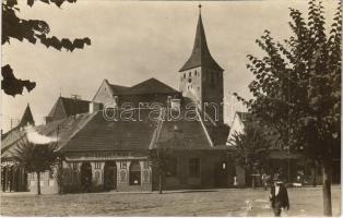 Nagyenyed, Aiud; Fő tér, Schuster gyógyszertára, Lang, Rosenthal & Palmhert üzlete, vártemplom / Farmacie / pharmacy, shop, castle church. photo