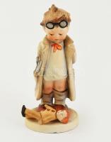 Goebel/Hummel orvosköpenyes kisfiú játékbabával, kerámia figura. Kézzel festett, jelzett, kis kopással, alján kis lepattanás, m: 13 cm
