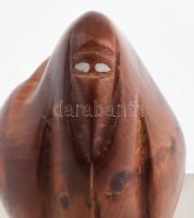 Csadoros nő. Faragott tiszafa, fém borítású talapzaton. Jelzés nélkül. 14 cm