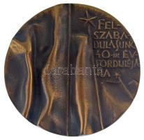 1985. Felszabadulásunk 40. évfordulójára egyoldalas, öntött bronz emlékérem (98mm) T:1-