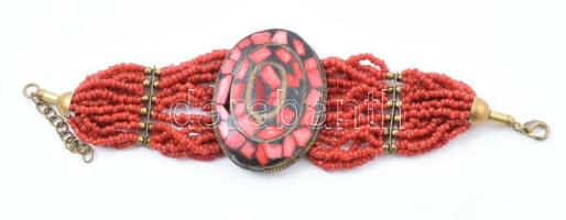 Dekoratív karkötő korall berakásos medalionos középrésszel, korall gyöngy pántokkal, h: 19-23 cm