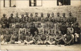 1915 Veszprém, A tartalékos tiszti iskola elvégeztével megült bankett után készült csoportkép a katonákról. photo (fl9