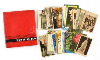 Modern képeslap album (21 x 25 cm) összesen 114 férőhellyel + egy kis doboz vegyes képeslap, főleg modern