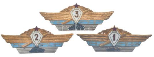 Szovjetunió ~1970. 1., 2., 3. osztályú harckocsizó aranyozott, zománcozott fém jelvény (3xklf) T:AU,XF Soviet Union ~1970. 1st, 2nd, 3rd class trooper badge, gilt, enamelled (3xdiff) C:AU,XF