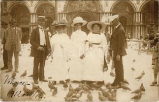 1912 Venezia, Venice, Velence; galambok a Fő téren / pigeons on the square. photo (EK)
