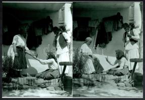 cca 1925 Cigány asszony jósol a verandán, fizetségül egy egész kenyeret kap, Kerny István (1879-1963) budapesti fotóművész hagyatékából 2 db modern nagyítás, 21x15 cm