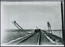 ca 1930 Velencei-tó strandja és Gárdony határában javítják a megrongálódott távíró vonalakat, Kerny ...