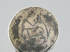 Ezüst (Ag) monogramos lovagló pálca, bőr borítással. 69 cm