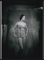 cca 1920 és cca 1960 között készült felvételek, ,,fürdőruhák szárazon és vízben