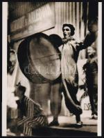 Angelo Funk Pál (1894-1974) budapesti fényképész és fotóművész ,,Kezdődik a komédia (1926) című alkotása nyomán készült modern nagyítás, 24x17,8 cm