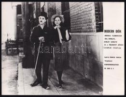 Charlie Chaplin (1889-1977) színész és rendező három filmjének egy-egy jelenete, 3 db vintage produkciós filmfotó, ezüst zselatinos fotópapíron, a használatból eredő (esetleges) kisebb hibákkal, 18x24 cm