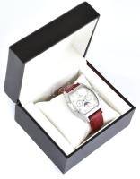 Helvetia kvarc karóra, holdfázisos, eredeti dobozában. Működő, jó állapotban. 40x43 mm, Bőr szíjjal