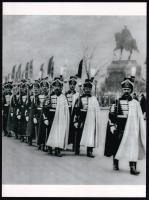 cca 1928 Budapest, koronaőrök, 2 db modern nagyítás, 23,8x17,8 cm és 10x15 cm