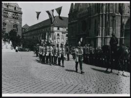 cca 1927 Budapest, alabárdos testőrök és lovas testőrök a budai várban, 3 db modern nagyítás, 17,8x23,8 cm és 10x15 cm
