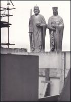 cca 1986 Veszprém, építkezés a királyi pár szomszédságában, Menesdorfer Lajos (1941-2005) budapesti fotóművész hagyatékából, 1 db vintage fotóművészeti alkotás, ezüst zselatinos fotópapíron, pecséttel jelzett, 29,9x21 cm