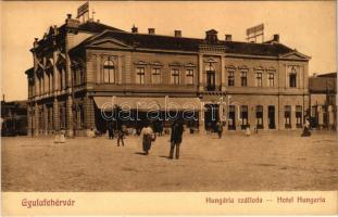 Gyulafehérvár, Karlsburg, Alba Iulia; Hungária szálloda, Takarékpénztár. Schäser Ferenc kiadása / Hotel Hungaria, savings bank