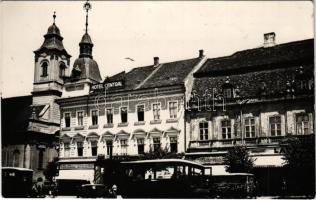 Kolozsvár, Cluj; Piata Unirii / Főtéri részlet, Központi szálloda, automobil, üzletek / main square, hotel, automobiles, shops