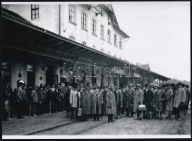 cca 1935 Kecskeméti vasútállomáson, Lőcsei Árpád kecskeméti vándorfényképész hagyatékából 2 db modern nagyítás, 15x21 cm és 10x15 cm