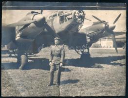 cca 1940 A M. Kir. Honvédség repülőtisztje egy bombázógép előtt, kitüntetésekkel, fotónyomat, kis szakadással, saroktöréssel, 21x16 cm