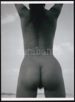 cca 1979 Feltétel nélküli teljes megadás, szolidan erotikus felvétel, 1 db modern nagyítás, 23,8x17,8 cm