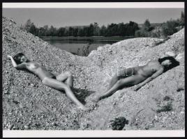 cca 1978 Dunai kavicsbányászok déli pihenője, szolidan erotikus felvétel, 1 db modern nagyítás, 17,8x24 cm