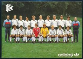 cca 1984 A német (NSZK) futball-válogatottat ábrázoló képes nyomtatvány, hátoldalán a csapat tagjainak nyomtatott aláírásaival (Franz Beckenbauer, Lothar Matthäus, stb.), 15x10,5 cm