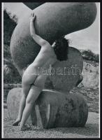 cca 1988 Egy szobor felfedezése, szolidan erotikus felvétel, 1 db modern nagyítás, 21x15 cm
