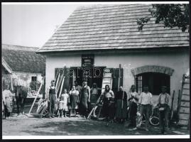 1934 Sári (Pest megye, Dabasi járás), Zsolnai Péter kovácsmester segédeivel és háza népével, képmezőn belül feliratozva, Lőcsei Árpád kecskeméti vándorfényképész hagyatékából 1 db modern nagyítás, 15x21 cm