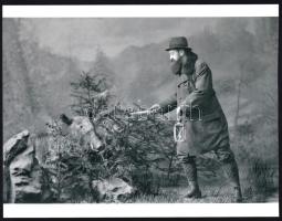 cca 1910 Brassó, Adler fényképész műtermében készült felvétel a vadkan vadászatról, 1 db modern nagyítás Kerny István gyűjteményéből, 15x19,8 cm
