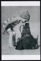 cca 1926 Balogh Rudolf fotóriporter ,,gyorsreagálású fényképezőgépével ismerkedik kis modellje, 1 db modern nagyítás, 15x10 cm