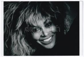cca 1980 Tina Turner (1939) amerikai származású, svájci énekesnő portréja, a néhai Lapkiadó Vállalat központi fotólaborjának archívumából 1 db modern nagyítás, 10x15 cm