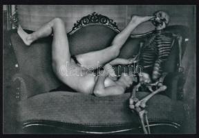cca 1910 Incselkedés, szolidan erotikus felvétel, 1 db modern nagyítás, 10x15 cm