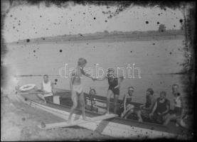 Csónakozók a folyóparton + Elegáns úr kalapban, 2 db vintage üvegnegatív, 18x13 cm és 12x8,5 cm