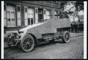 cca 1916 Automobil páncélozott felépítménnyel és katonákkal, 1 db modern nagyítás, a néhai Lapkiadó Vállalat központi fotólaborjának archívumából, 10x15 cm