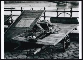 cca 1941 Budapest, Kotnyek Antal (1921-1990) budapesti fotóriporter hagyatékából 1 db modern nagyítás (A hordár déli pihenője), 15x21 cm