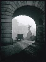 cca 1928 Budapest, korán reggel a Bécsi kapunál, Kerny István budapesti fotóművész hagyatékából 1 db modern nagyítás, 21x15 cm