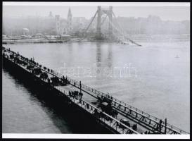 cca 1945 Forgalom a Böske hídon, dr. Kunszt János (1892 -1960) budapesti fotóművész hagyatékából 1 db modern nagyítás, 15x21 cm