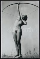 cca 1935 ,,Kéne valami ebédre 1 db szolidan erotikus fotó, modern nagyítás, 15x10 cm