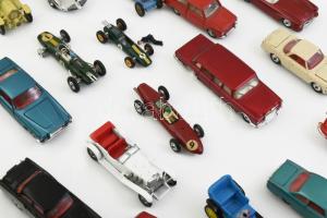 Kb 40 darabos játék autó, autó modell gyűjtemény. Többféle márka, nagyrészt fém, nagyrészt jó állapo...