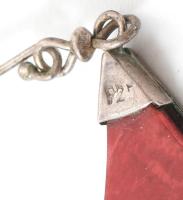 Ezüst(Ag) korall medál és fülbevalópár, jelzett, h: 3 és 5 cm, bruttó: 10,9 g