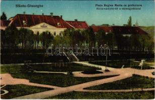 Sepsiszentgyörgy, Sfantu Gheorghe; Piata Regina Maria cu prefectura / Mária királyné tér a vármegyeházzal. Benkő kiadása / square, county hall, park