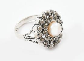 Ezüst(Ag) gyöngyös gyűrű, jelzett, méret: 58, bruttó: 6,5 g