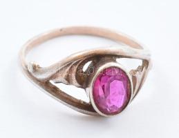 Ezüst(Ag) gyűrű rubinnal, jelzett, méret: 58, bruttó: 2,7 g