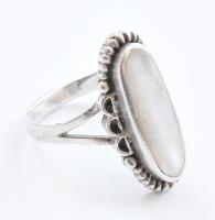 Ezüst(Ag) gyűrű gyöngyház díszítéssel, jelzett, méret: 56, bruttó: 6,2 g