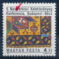 1986 Nemzetközi Keletiszőnyeg Konferencia a konferencia szó "e" betűjén ékezet lemezhibával (ujjlenyomat / fingerprint)