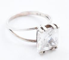 Ezüst(Ag) gyűrű fehér kővel, jelzett, méret: 56, bruttó: 4,34 g