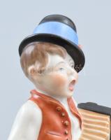 Herendi harmonikás fiú. Kézzel festett, jelzett, hibátlan, m: 20,5 cm