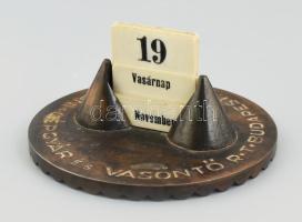 cca 1930 Salgótarjáni Gépgyár és Vasöntő RT. öntöttvas asztali öröknaptár. d: 11 cm